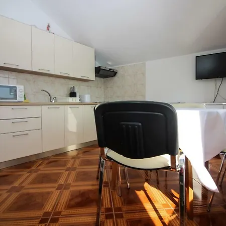 Toni Poce Apartment Primosten